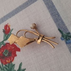 Vintage 12K Gold Pleated Leaf and Petal Brooch